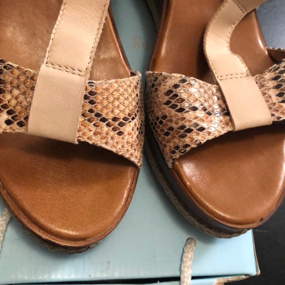 Gorgeous Italian Wedges - Picture 3 of 3